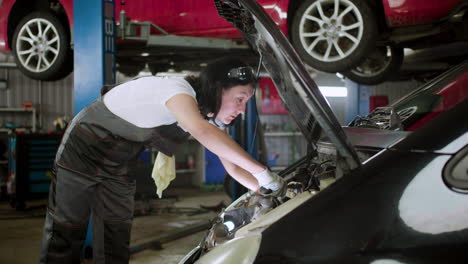 mujer reparando auto