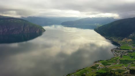 imágenes aéreas de la hermosa naturaleza de noruega.