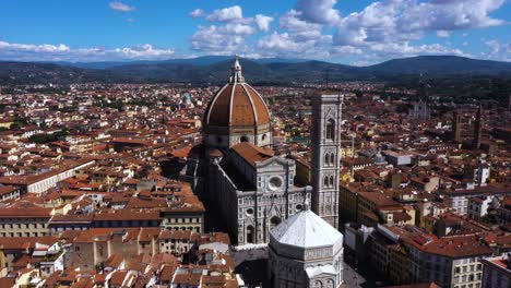 drone girando alrededor de la catedral de santa maria del fiore y la ciudad en un día soleado en florencia en italia en 4k