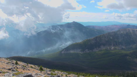 Lapso-De-Tiempo-De-Las-Montañas-Y-Las-Nubes-De-Columbia-Británica