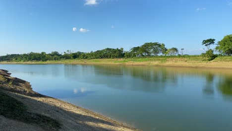 Río-Surma-Y-Paisaje-Con-Reflejo-De-Follaje-De-árbol-En-La-Superficie-Del-Agua,-Toma-Panorámica-Amplia