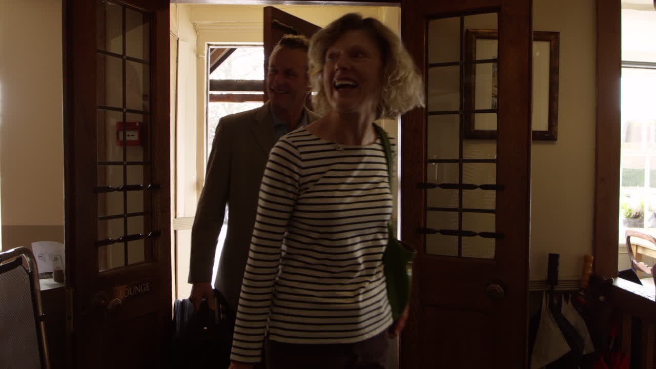 고령 부부가 부티크 호텔에 체크인하고 있습니다. r3d에서 촬영되었습니다.