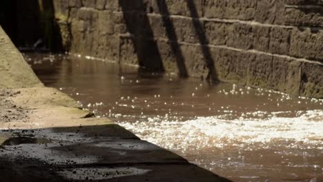 Esclusas-De-Canales-Llenándose-De-Agua