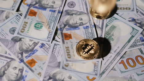 Bitcoin-Münzen-Fallen-Auf-Das-Kryptowährungskonzept-Des-Amerikanischen-Dollars