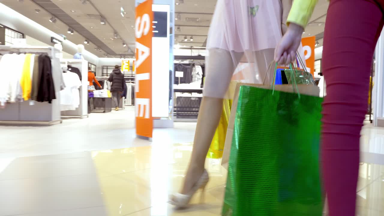 쇼핑몰에서 쇼핑하는 여자들