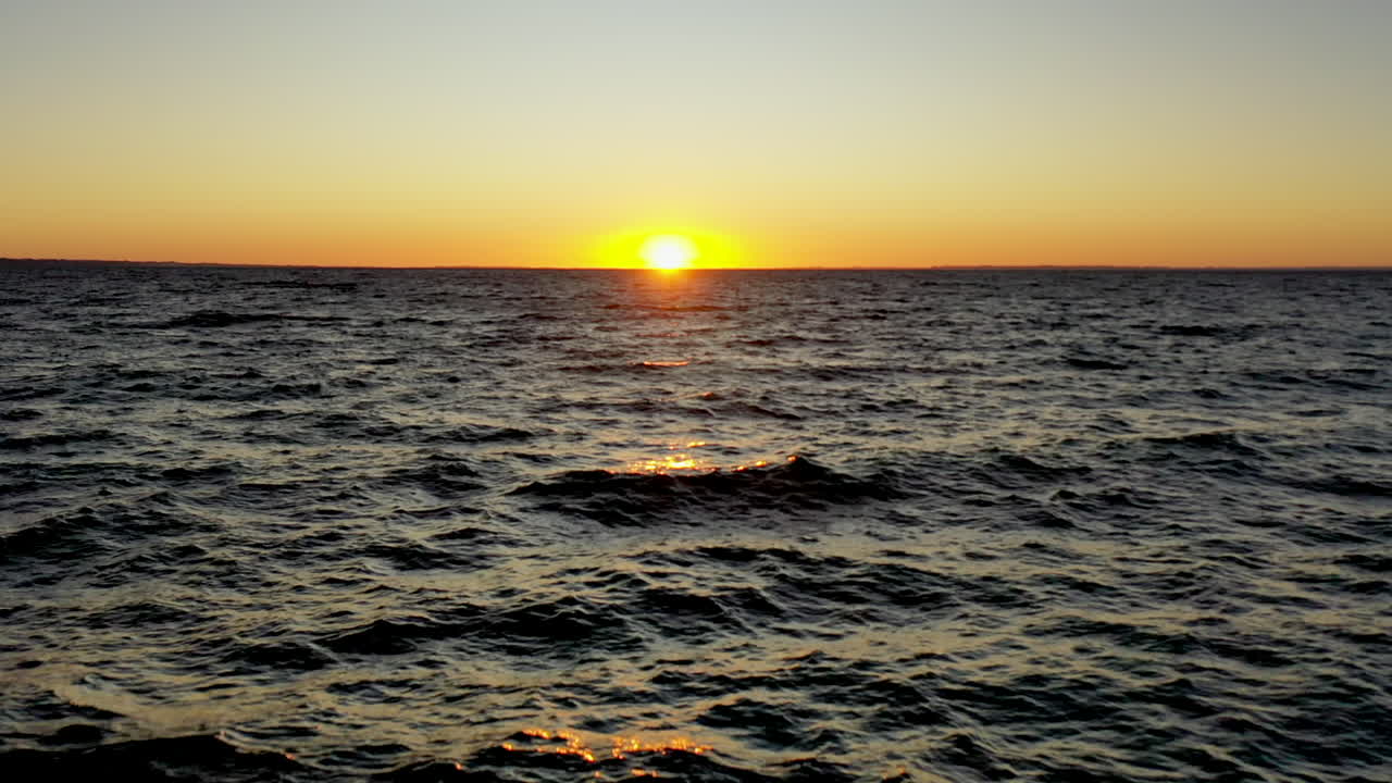 리 해가 지면 어두운 모래 해변, 오소르노 화산, 란키후에 호수, 칠레