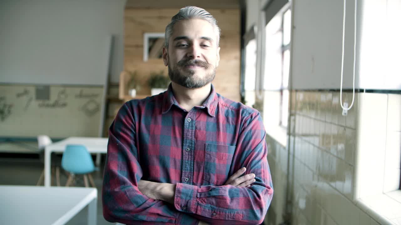 joven alegre con los brazos cruzados