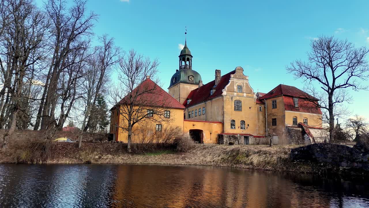 mirando el castillo de lielstraupe en straupe, municipio de cēsis, región de vidzeme, letonia