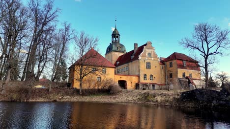 Contemplando-El-Castillo-De-Lieelstraupe-En-Straupe,-Municipio-De-Cēsis,-Región-De-Vidzeme,-Letonia