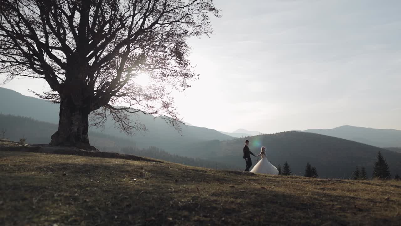 신혼부부. 백인 신부와 산기?? 의 신부. 결혼 부부. 행복