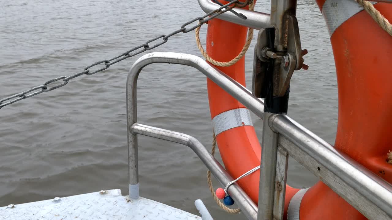 un pequeño transbordador de bicicletas en el canal duch "van harinxmakanaal" en friesland, países bajos