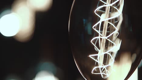 conjunto de hermosas lámparas brillantes en una habitación oscura