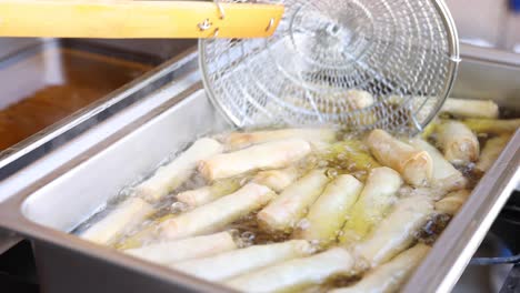 Nahaufnahme-Von-Eierbrötchen,-Die-Frittiert-Werden