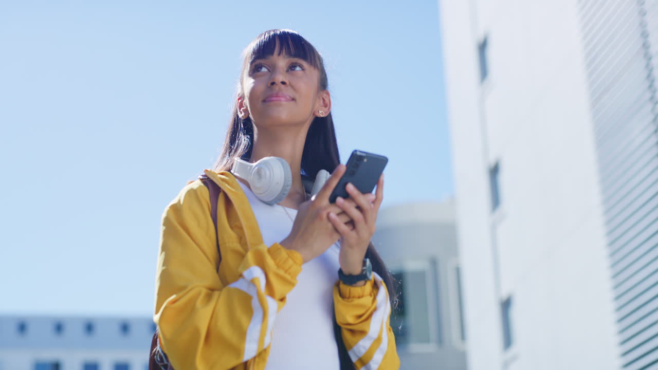 una hermosa joven adolescente con estilo blanco