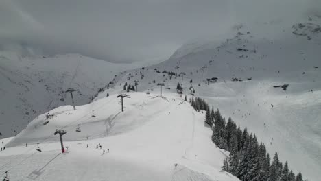 Telesillas-En-La-Concurrida-Estación-De-Esquí-De-Los-Alpes-Franceses