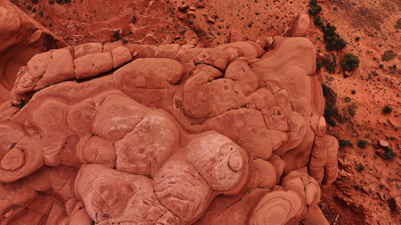 Salendo sulle formazioni geologiche dall'aspetto spumeggiante sulle cime rocciose. Incredibili canyon dell'Arches National Park, Utah, USA
