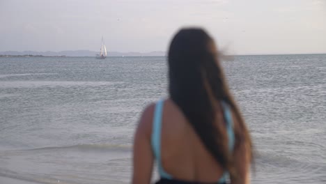 Morena-Latina-Mirando-El-Océano-Con-El-Viento-Moviéndose-En-Su-Cabello-En-La-Isla-Coche,-Venezuela