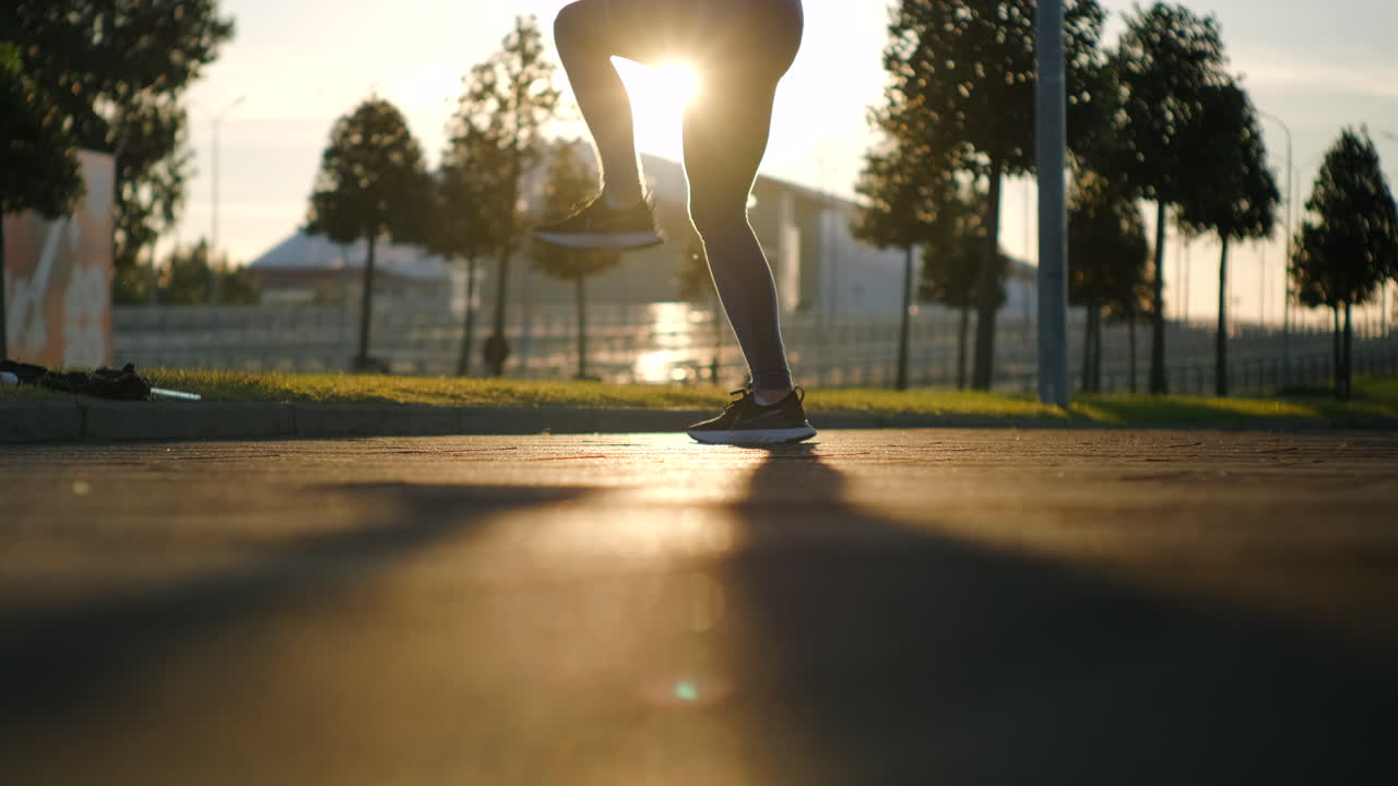 mujer haciendo ejercicio al aire libre al atardecer