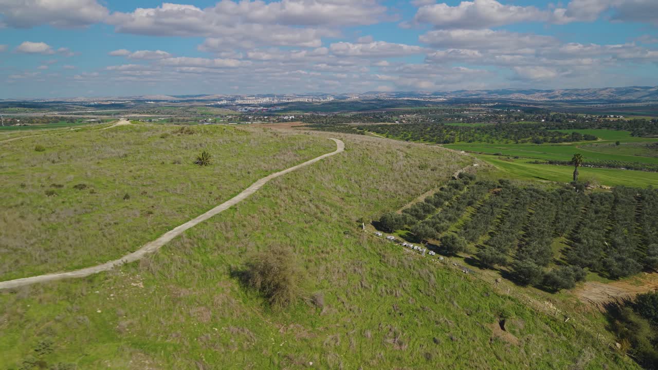 La cima del Parco Nazionale di Tel Gezer si eleva sopra il paesaggio, mettendo in mostra il tell archeologico dove un tempo regnarono Cananei e Israeliti.