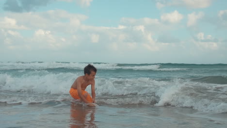 Niño-Alegre-Divirtiéndose-En-La-Playa.-Chico-Alegre-Disfrutando-Del-Verano-En-La-Playa-Del-Resort.