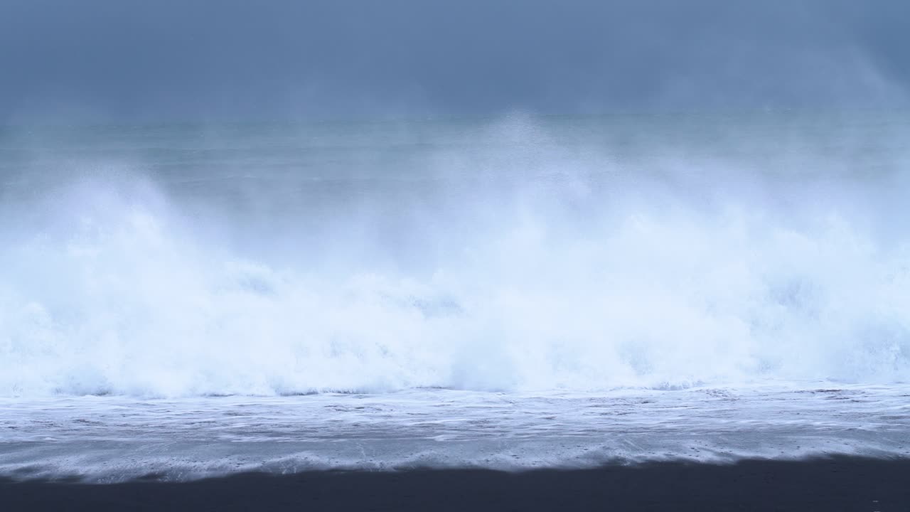 아이슬란드의 검은 모래 해변에서 해안에 충돌하는 강한 파도