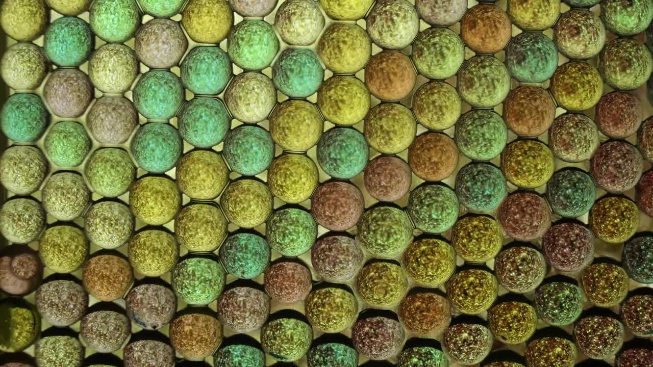 mini globos crisales teñidos que reflejan patrones de luz de colores; bucle