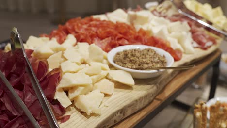 close up d'une grande planche de charcuterie remplie de viande et de fromage