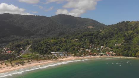 A-Diferencia-De-Muchas-De-Las-Playas-Del-Norte-De-Trinidad,-La-Bahía-De-Maracas-Está-Protegida-Por-Una-Bahía-Profunda-Y-Es-Una-De-Las-Playas-Más-Famosas-De-La-Isla