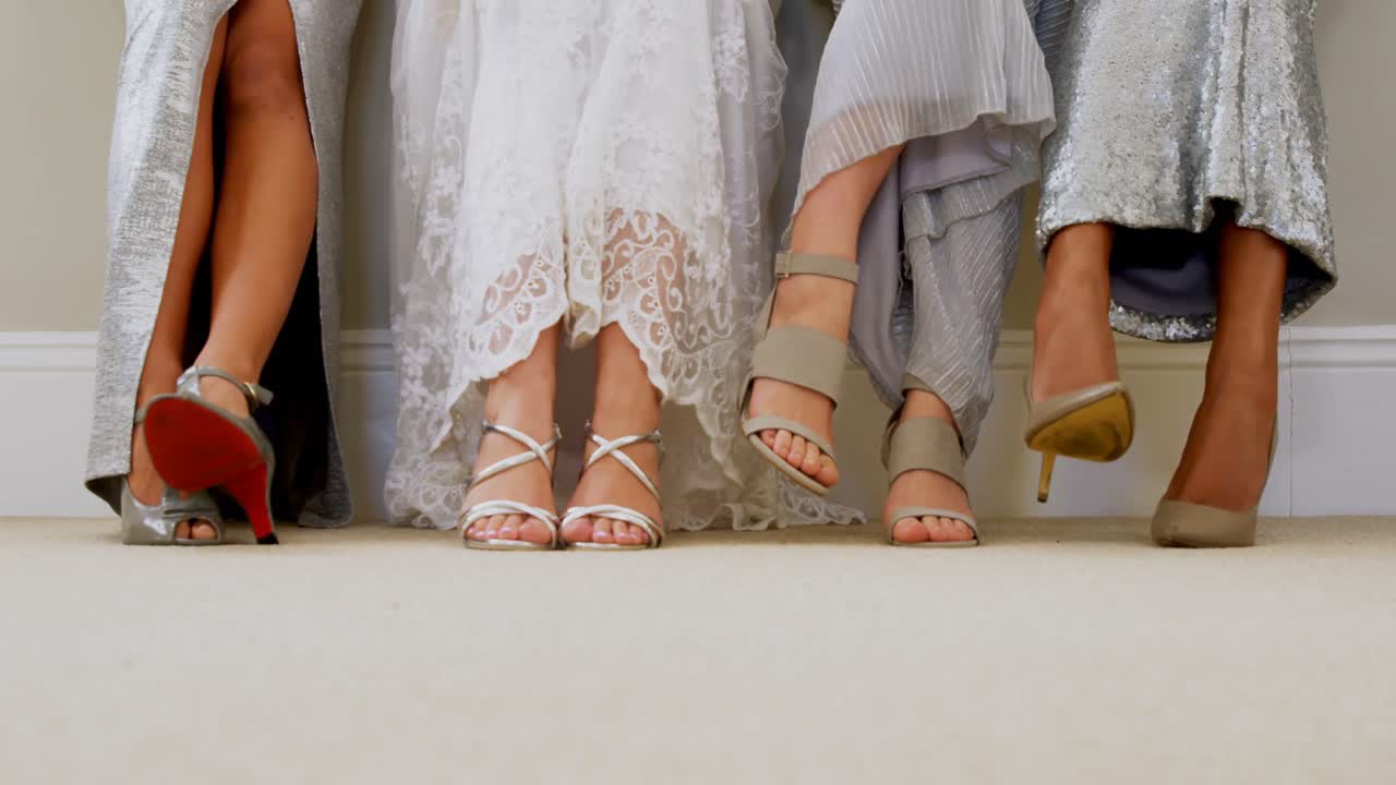 la novia y las damas de honor muestran sus zapatos 4k 4k