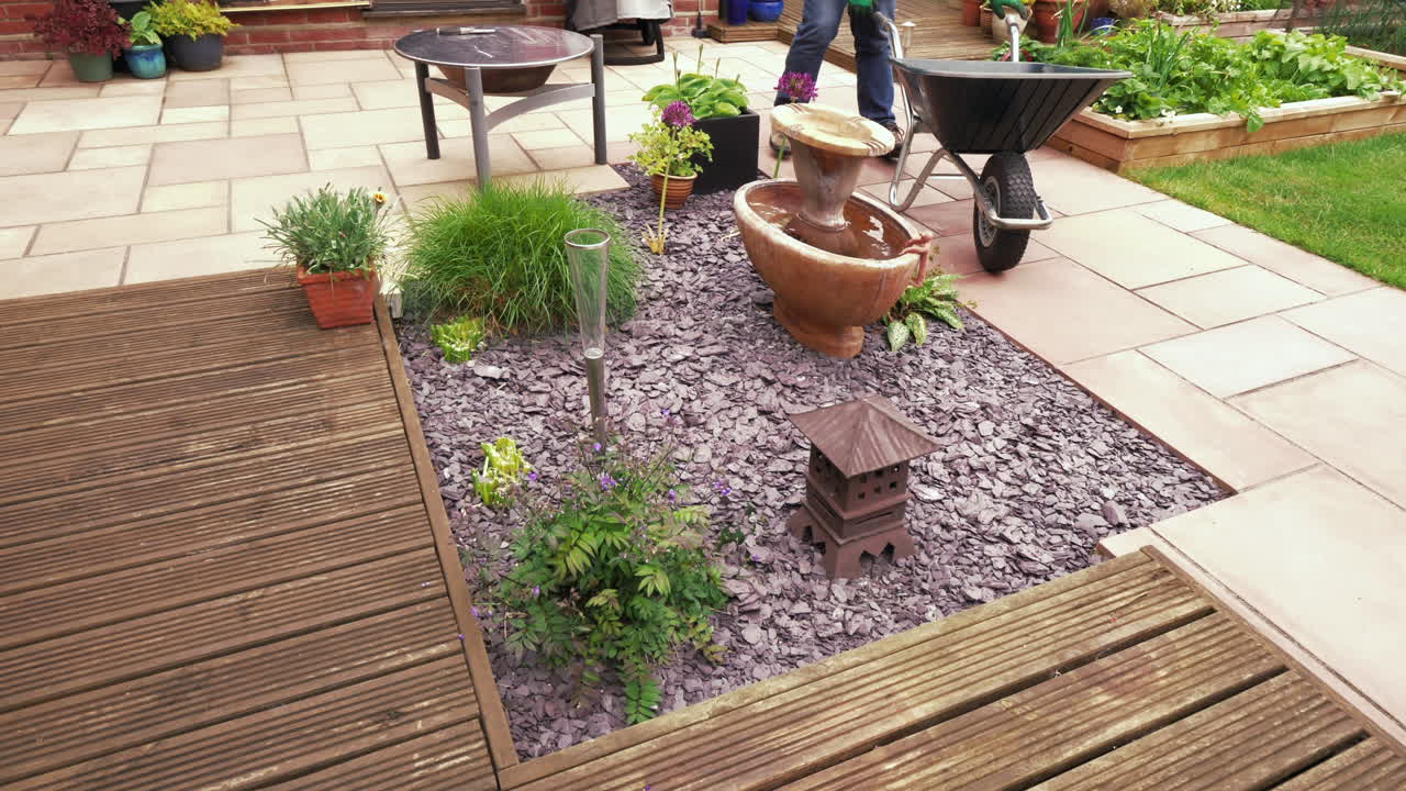 imágenes de un hombre trabajando en el jardín, sacando pizarra de una carretilla y tirándola al suelo en una nueva área