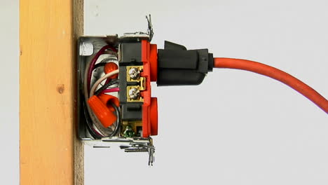 un cable de alimentación se enchufa en un tomacorriente