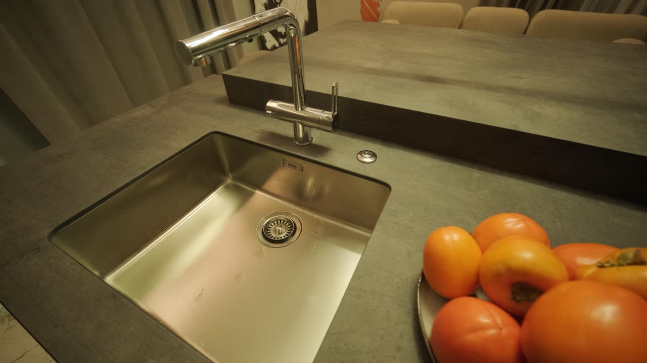 세련되고 우아한 미니멀리즘 가정 인테리어는 깨한 선, 중립적인 색상, 따뜻한 주변 조명을 특징으로하며, 아하고 현대적인 분위기를 만니다.