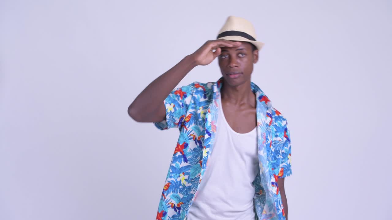 joven y guapo turista africano listo para las vacaciones