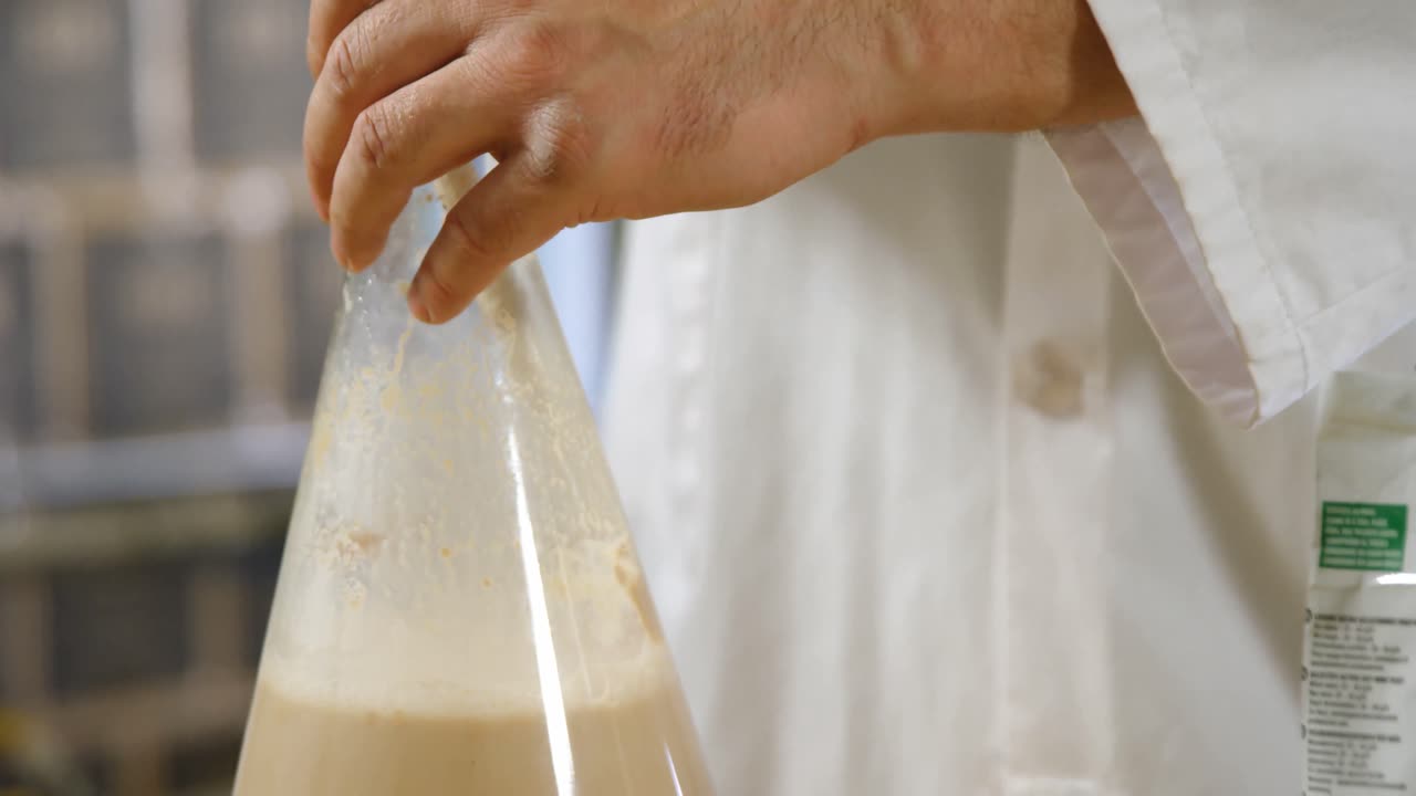 남성 노동자가 플라스크 4k에 술을  ⁇ 는다