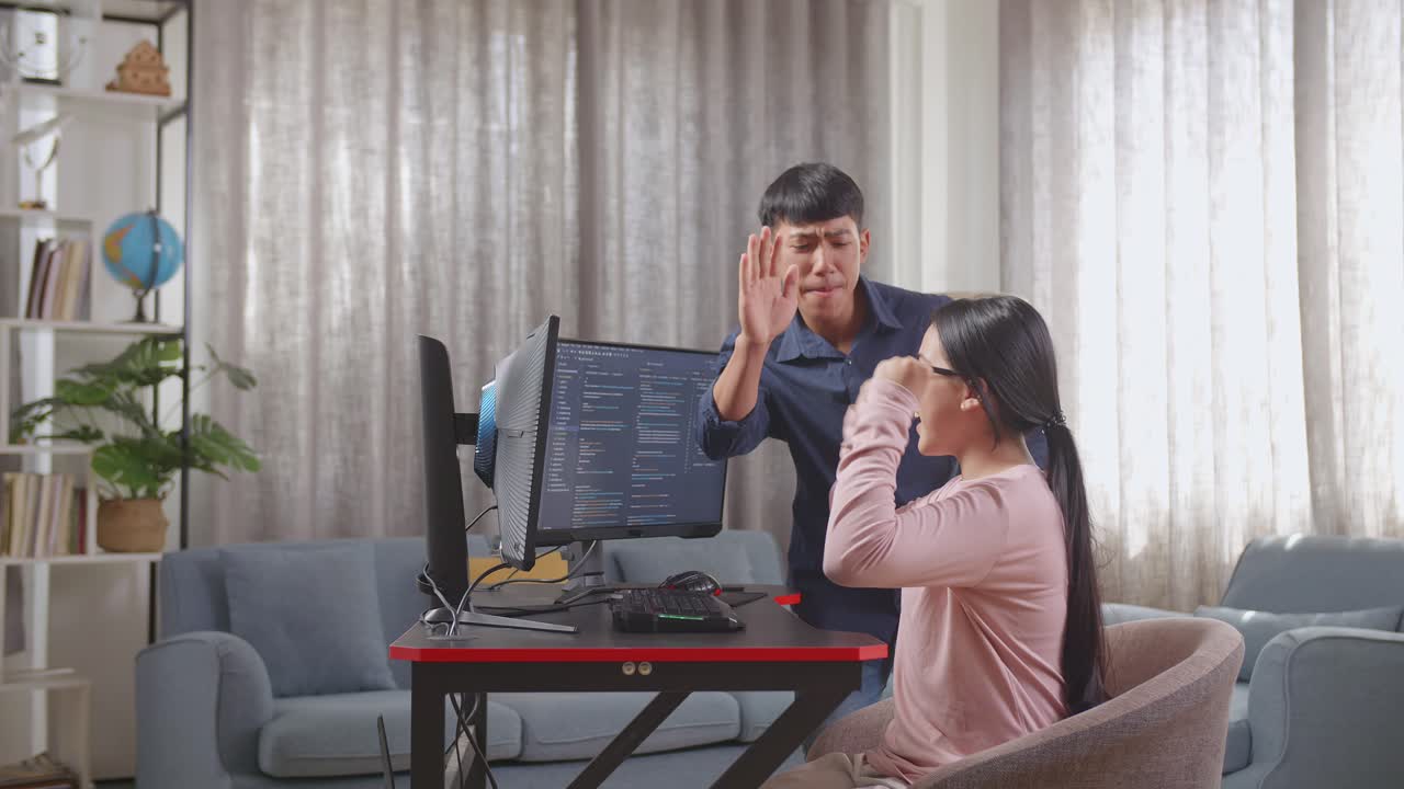 젊은이들이 집에서 프로그래밍 프로젝트에 협력하고 있습니다.