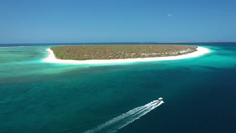 Excelente-Toma-Aérea-De-Un-Bote-Pequeño-Acercándose-A-Las-Islas-De-Memoria-De-Indonesia