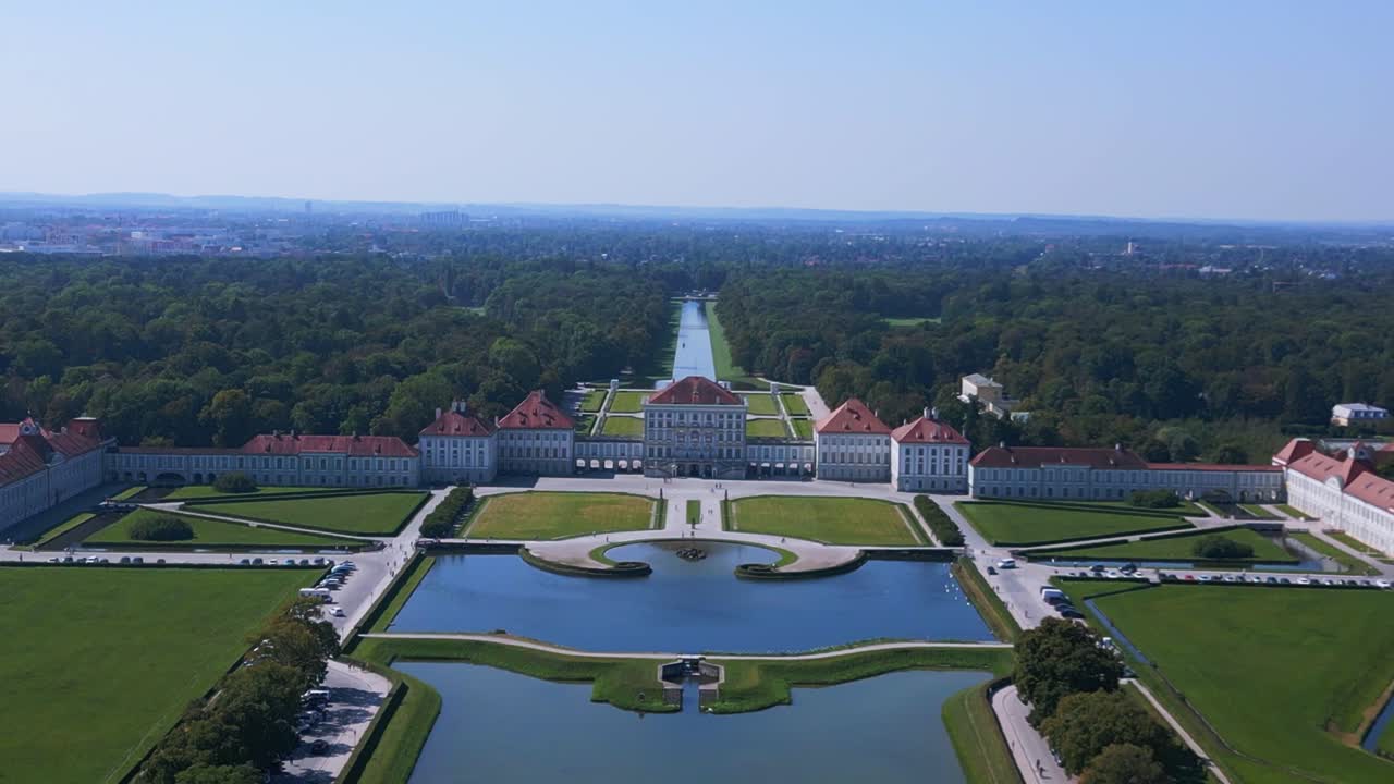 hermosa vista aérea de arriba vuelo castillo nymphenburg palacio paisaje ciudad ciudad munich alemania bávaro, verano cielo azul soleado día 23