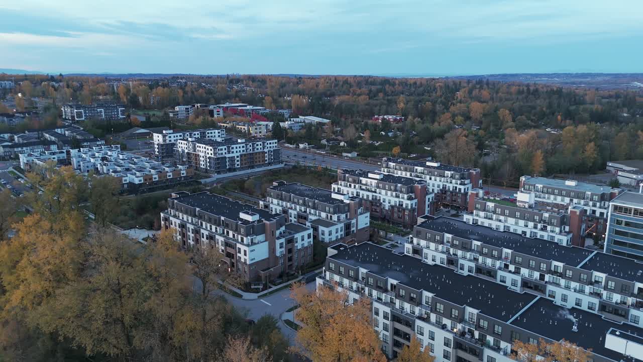 Appartementencomplex in een dichtbevolkt woongebied in Carvolth, Langley, British Columbia, Canada. Luchtfoto
