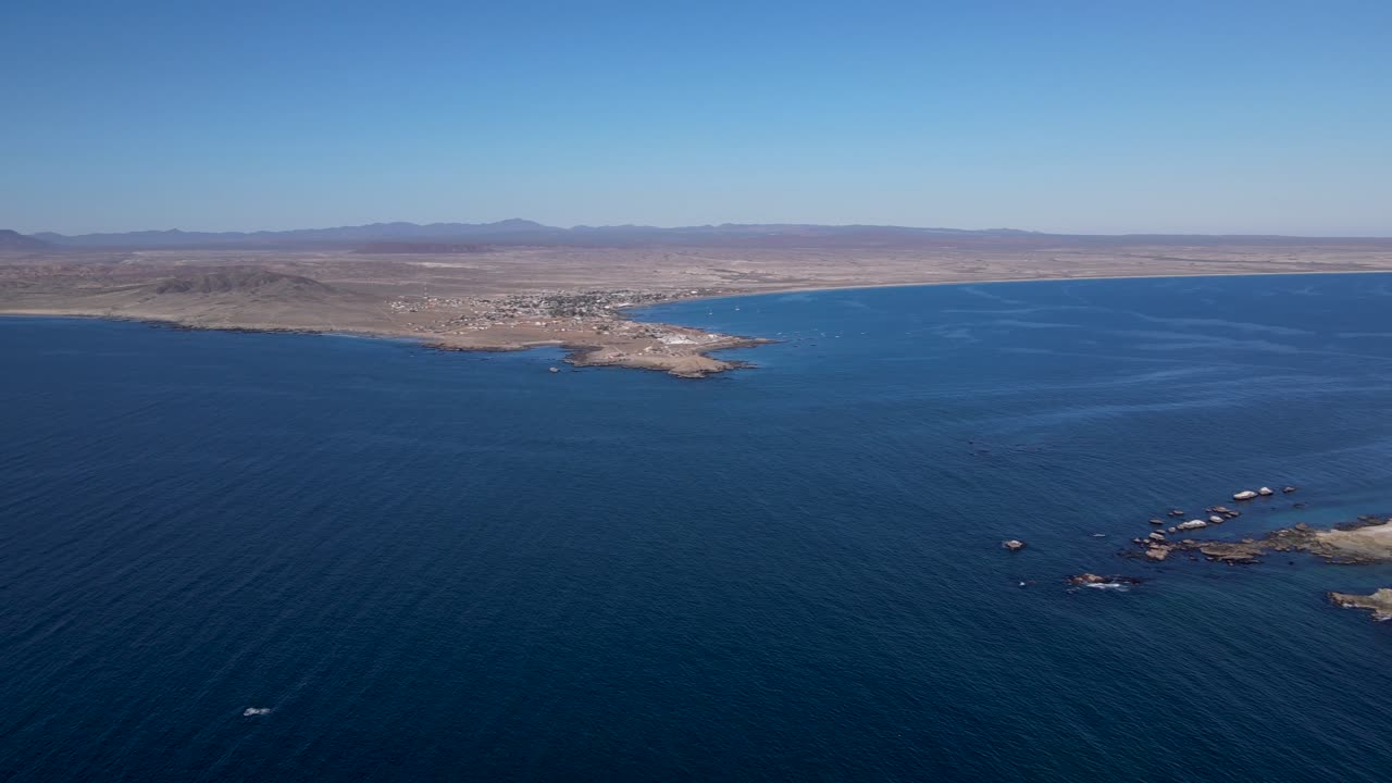 inclinación aérea sobre la vista de la costa de bahía asunción en un día con fuertes vientos y corrientes
