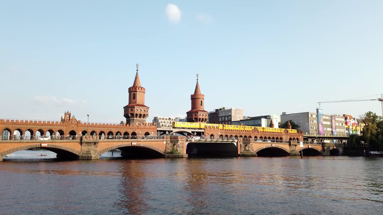 Bystemning ved den berømte Oberbaumbrücke i Berlin med gult tog