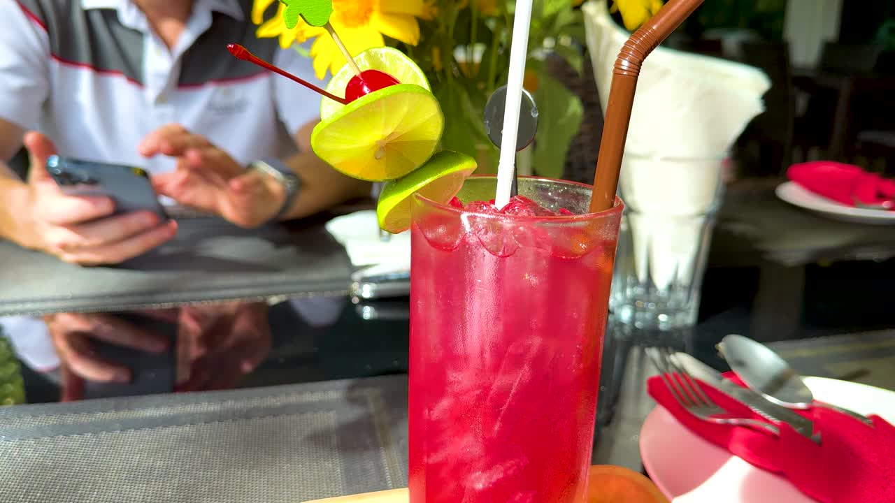 bebidas coloridas y comidas casuales en tailandia