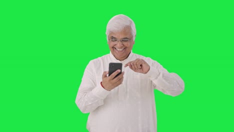 Feliz-Anciano-Indio-Desplazándose-Por-La-Pantalla-Verde-Del-Teléfono