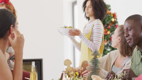 Fröhliche-Gruppe-Verschiedener-Freunde,-Die-Am-Tisch-Sitzen-Und-Gemeinsam-Zu-Abend-Essen