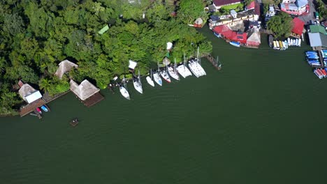 Gebäude-Und-Boote-Dicht-Beieinander,-Wenn-Land-Auf-Wasser-Trifft