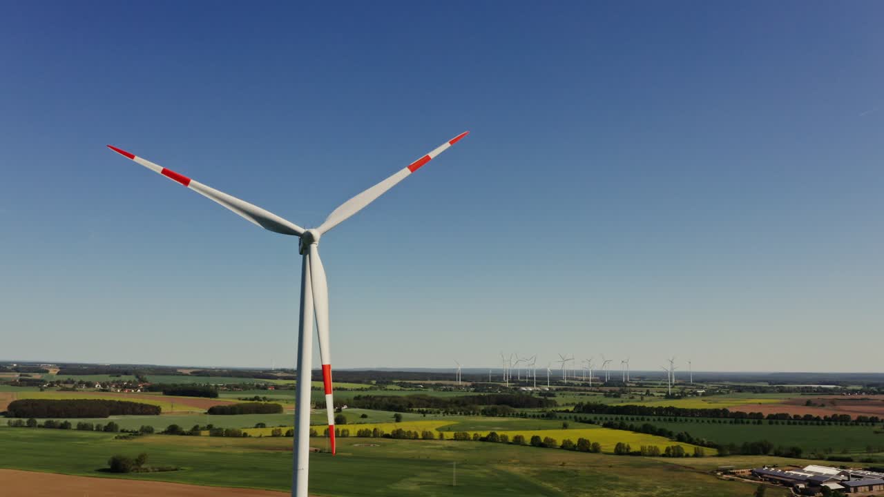 시골 에 있는 풍력 발전소 의 공중 사진