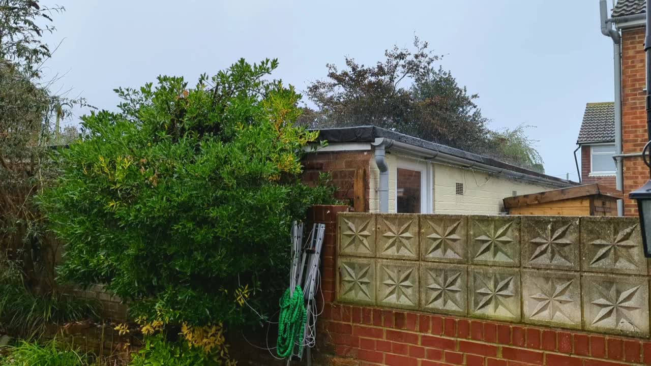 lluvia durante condiciones climáticas extremas que crea un riesgo de inundación