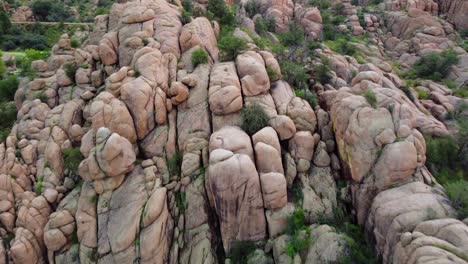 Flug-über-Felsbrocken-Am-Watson-Lake,-Prescott,-Arizona