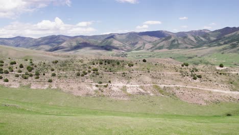 verdes colinas y montañas de idaho en verano con vista aérea del cielo nublado 4k