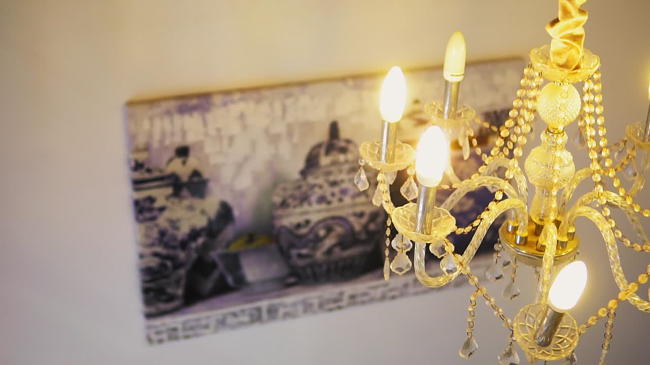 황금 들리어 우아함과 예술적인 그림자