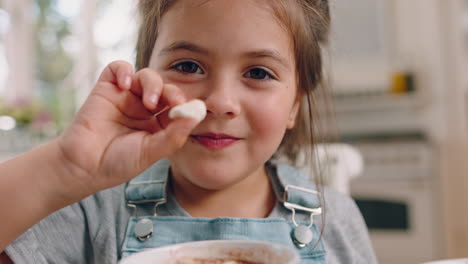 marshmallow, comer y la cara de una chica con hielo